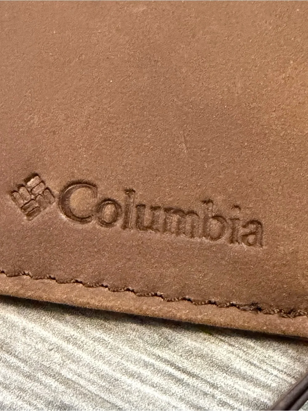Columbia Wallet Mens Brown Leather Zip ID Coin Card Case Carabiner Clip Compact